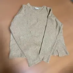 ベージュ 長袖ニット スリット入りセブンデイズサンデイ ベージュ色の柔らかニット