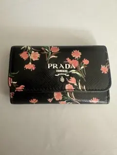 PRADA 花柄キーケース ブラック