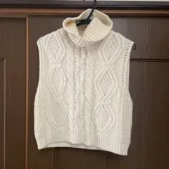 アイボリー 白 ケーブル編み タートルネック ニットベスト