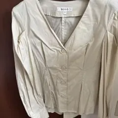 クリーム色 Vネック 長袖シャツ