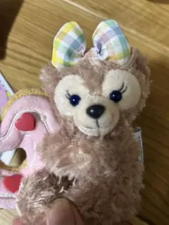 ダッフィー&フレンズ　フィルド・ウィズ・ジョイ！　シェリーメイ　ぬいぐるみバッジ