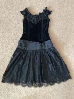 フリル付きブラックドレス Aライン