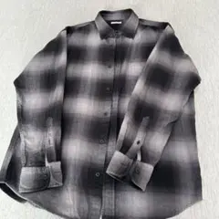 gu グレーとブラックのチェック柄のシャツ