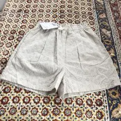 新品 花刺繍入りベージュ ショーパン 130