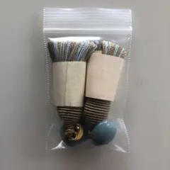 フリンジ付きピアス 青とベージュ