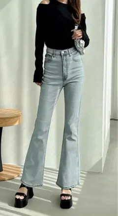 ライトブルーブーツカットデニム