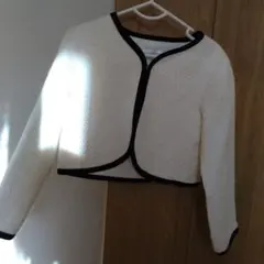 ホワイト クロップドジャケット ブラックトリミング