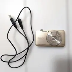 SONY Cyber-shot DSC-WX30 本体と充電ケーブルのサムネイル