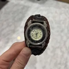 ユニークなレザー腕時計