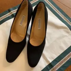 バーニーズニューヨーク 黒パンプスのサムネイル
