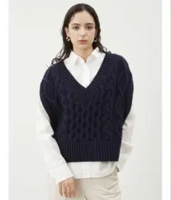 【美品】ミラオーウェン　クロップドVネックケーブルニットベスト