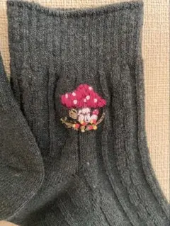 手刺繍きのこ靴下