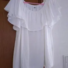 UNIQLO・フリルカットソー・ホワイト，ブラック2枚セット