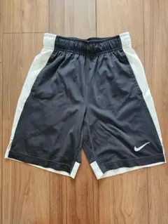 Nike ハーフパンツ 黒/白　130-140cm