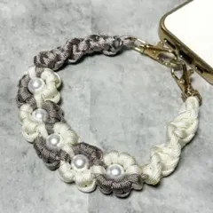 ハンドメイド　パラコード　ハンドストラップ　花　アイボリー 光沢ブラウン046