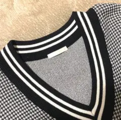 【GU】ニットベスト Sサイズ （白・黒）