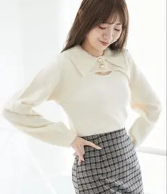 マジェスティックレゴン 襟付きデコルテオープンニット　アイボリー