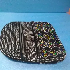 ビーズ装飾の黒いクラッチバッグ