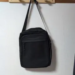 ブラックショルダーバッグ ロゴ入り