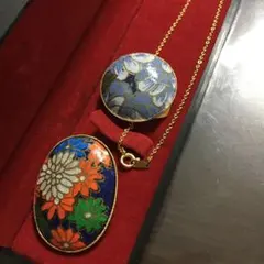 ネックレスにもブローチにもなる七宝焼き