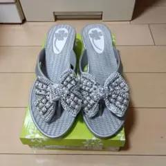 リボン型ビジュー付きサンダル　シルバー （鼻緒あり）