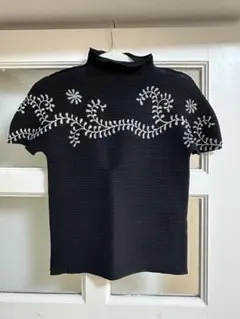 me ISSEY MIYAKE ミーイッセイミヤケ ストレッチプリーツ 刺繍のサムネイル