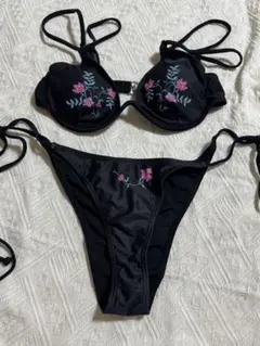 黒い刺繍入りセパレートビキニ
