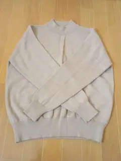 ベージュ色　セーター