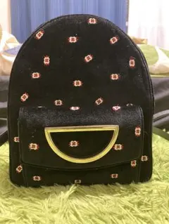 アーチ型バックパック 黒 赤装飾