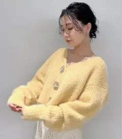 LILYBROWN ビックビジュー釦ニットカーディガンのサムネイル