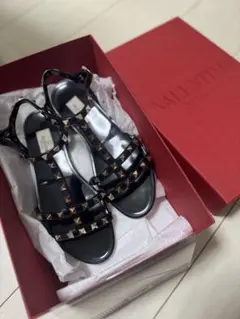 VALENTINO スタッズ付きブラックサンダルのサムネイル