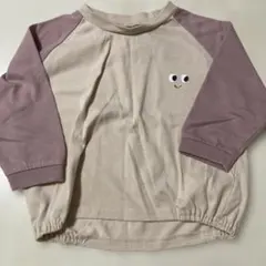 ベージュとパープルの長袖Tシャツ