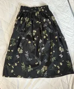 earth music&ecology 黒 花柄　ボタニカル柄　フレアスカート