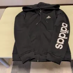 「adidas パーカー 黒 ロゴ入り シンプル 羽織り」
