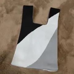 ニットバッグ　小さめ　ミニバッグ　手提げ　白　黒
