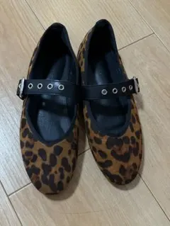 ヒョウ柄フラットシューズ ストラップ付き