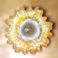 ひまわり型金色ピンバッチ