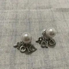 正規品Dior ロゴチャーム パールピアス 美品　シルバー