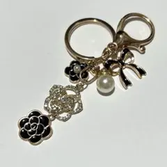 キラキラバッグチャーム キーホルダー キーチェーン 黒カメリア 黒リボン パール
