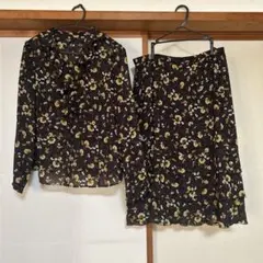 レリアン　ポリエステルブラウススーツ　ダークブラウンに花柄　13号