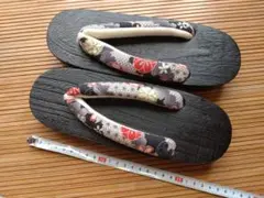 ① 浴衣 下駄 黒と花柄 約24cm