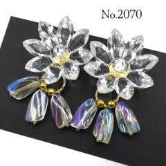 No.2070　クリアなフラワーカボションにクリアチャームをぶら下げて