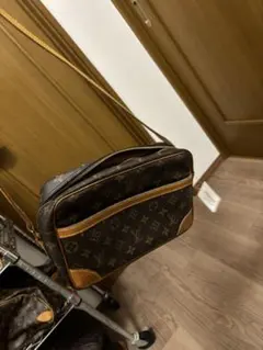 路易威登 中型斜挎包