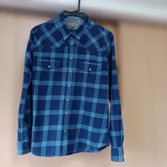 ネイビーと水色のチェック柄長袖シャツ