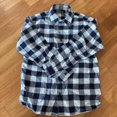 ネイビーとホワイトのチェック柄長袖シャツ