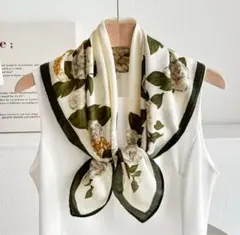 スカーフ　花柄 シルク風　グリーン　ホワイト　首元　バッグ　トレンド　上品