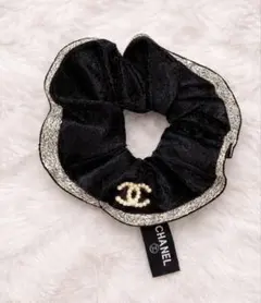 パールロゴ　シュシュ ブラック サテン 上品 ヘアゴム 大人可愛い　ノベルティ