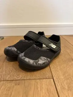new balance ベビーサンダル ブラック/カモフラージュ 13.5cm