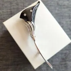 大柄な人の胸元にピッタリ〜JOCONDE 黒いお花のようなブローチ