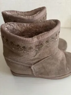 ビジュー付きベージュスエードショートブーツ